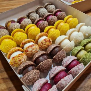 Šťastné a makronkové... #osmevanocespolu #makronkyodalex #energysalex #makronkyplneenergie #mlsejtepocelemcesku...